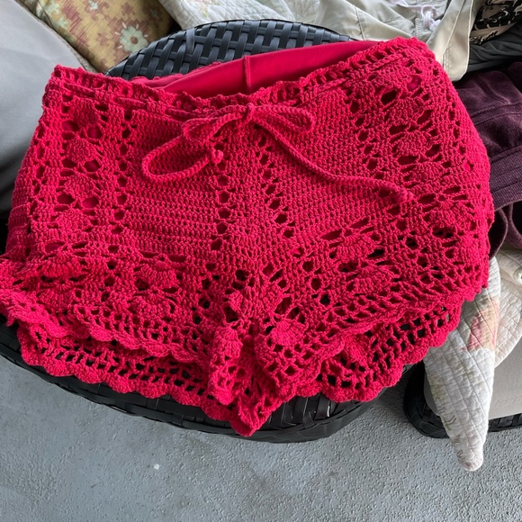 Coco + Jameson Pants - EUC red crochet Coco + Jameson drawstring shorts size Medium